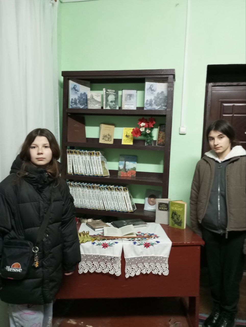 Книжкова виставка "Шлях Кобзаря-це шлях народу" 